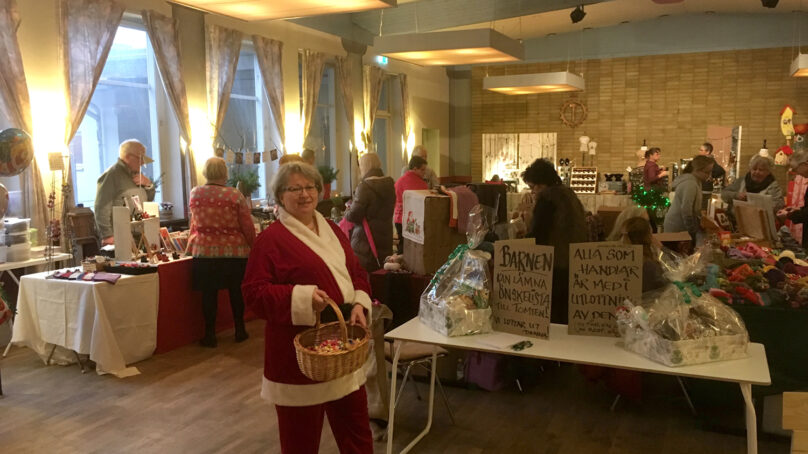 Välbesökt julskyltning trots regnväder