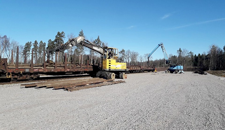 Första tåget på plats