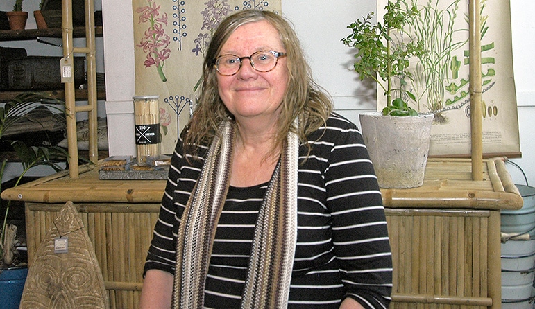 Carla Wiberg har ett ben i Hökön och ett på Irland
